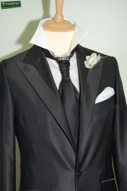 Abito Grigio Slim Fit Luciano Soprani Cerimonia Con Panciotto E Cravatta -Meyer Shop 0 43ff14d8 1700